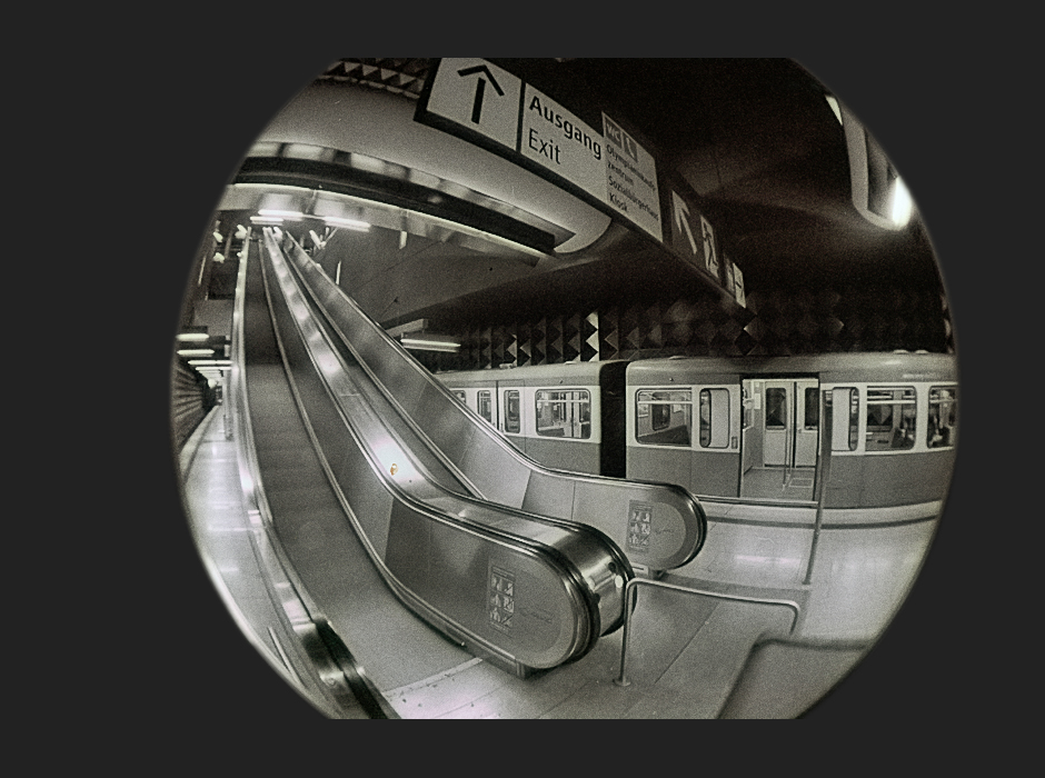 U-Bahnhof München OEZ, trefflich geknipst mit Lomo Fisheye und XP2 (im Bulb-Modus)