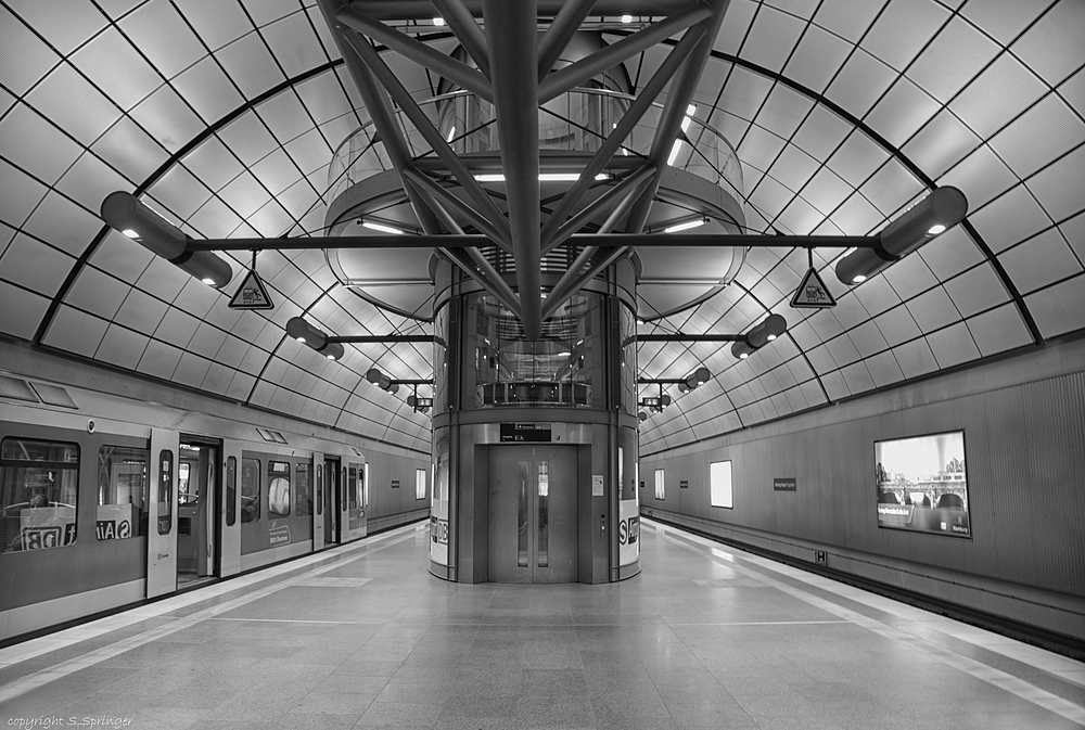 U-Bahnstation Hamburger Flughafen (s/w)