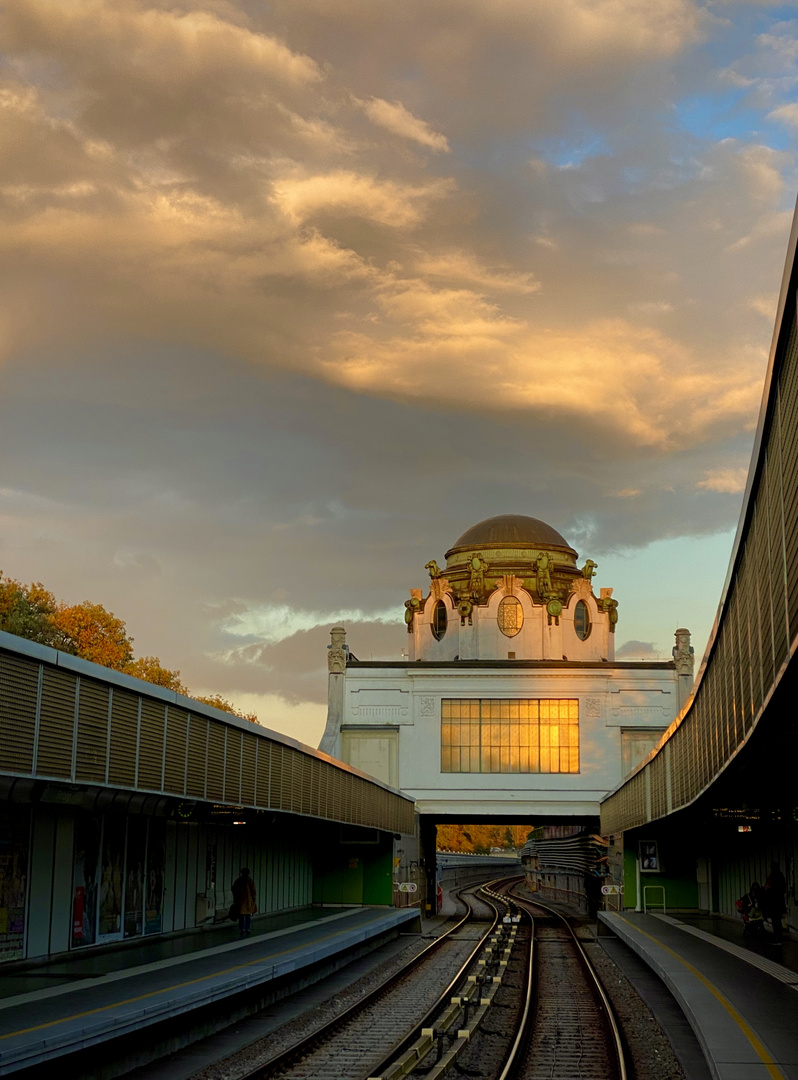 U-Bahnstation Schönbrunn am Abend