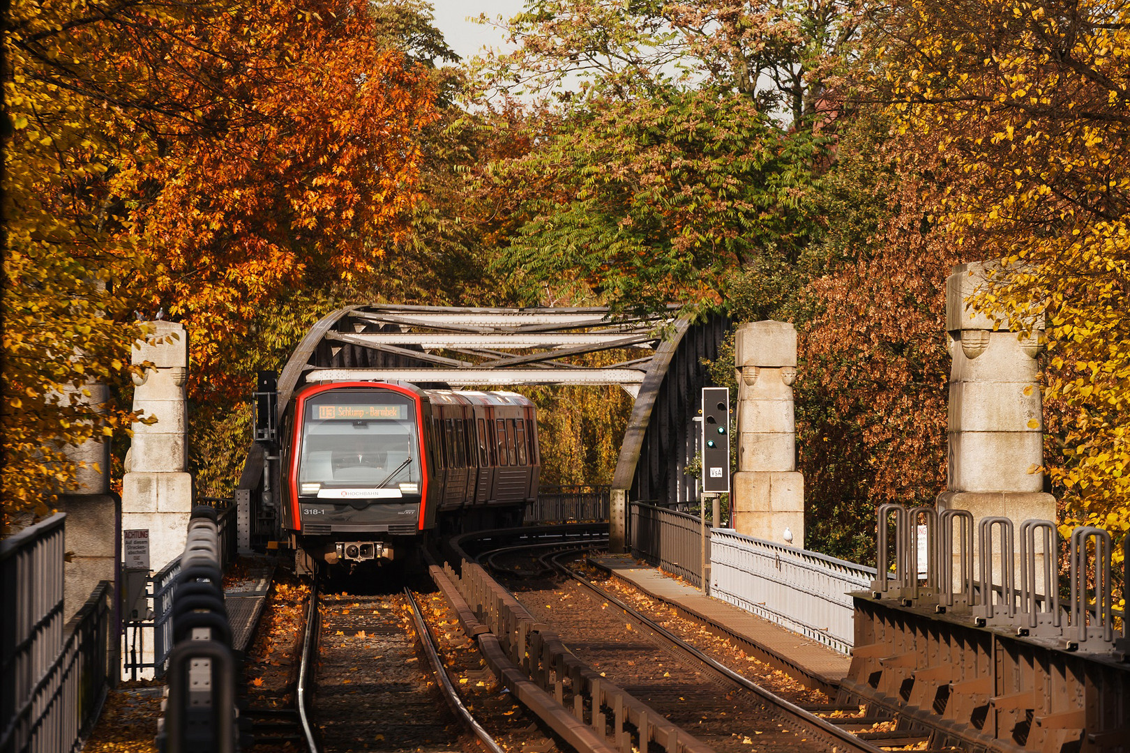 U-Bahnstrecke im Herbstlaub