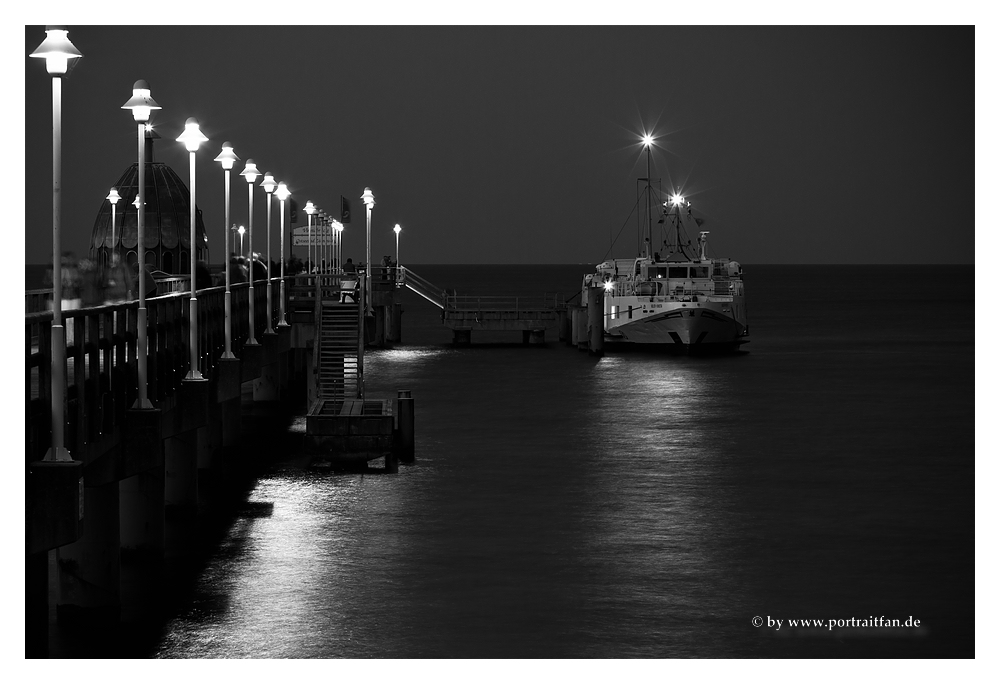 U-Boot am Stiel bei Nacht