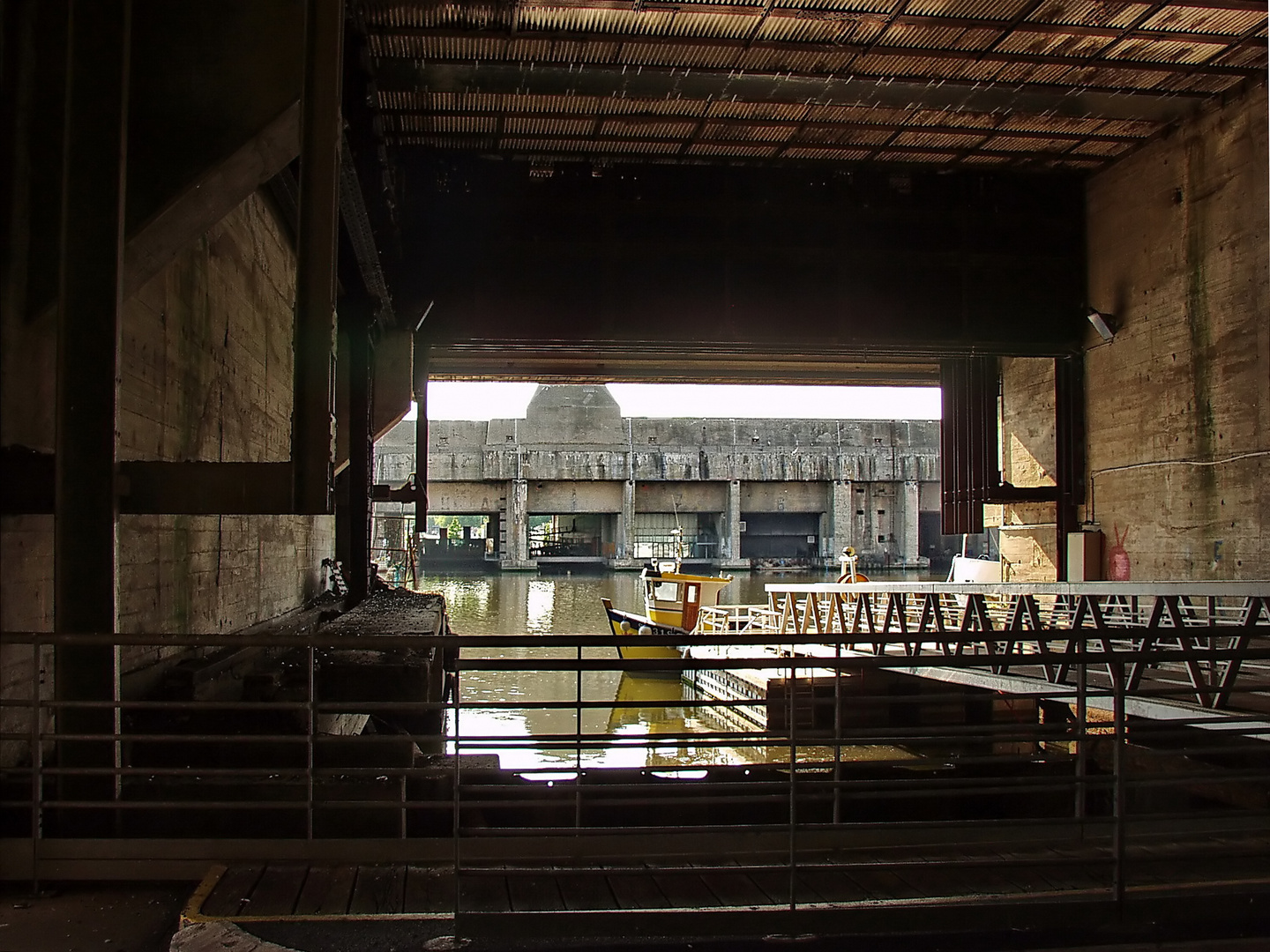 UBoot Bunker in Saint Nazaire Blick aus der Schleuse Foto & Bild