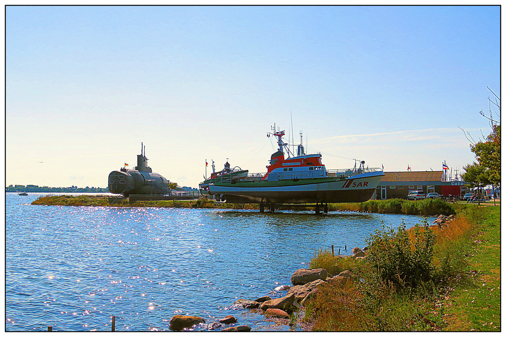 U-Boot und Seenotrettungskreuzer