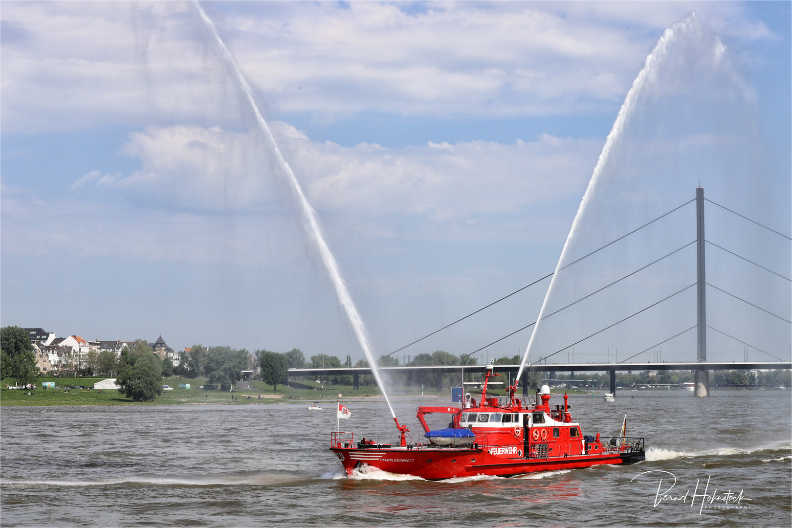 U-Boot unter Begleitschutz auf dem Rhein ....