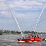 U-Boot unter Begleitschutz auf dem Rhein ....