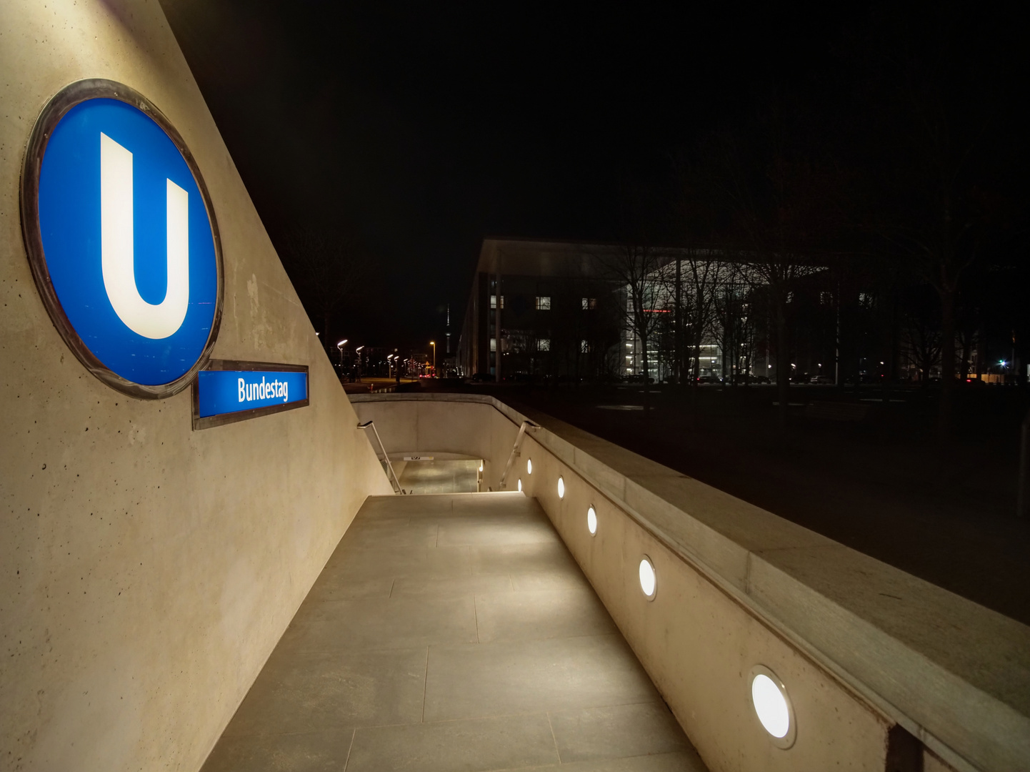 U Bundestag bei Nacht