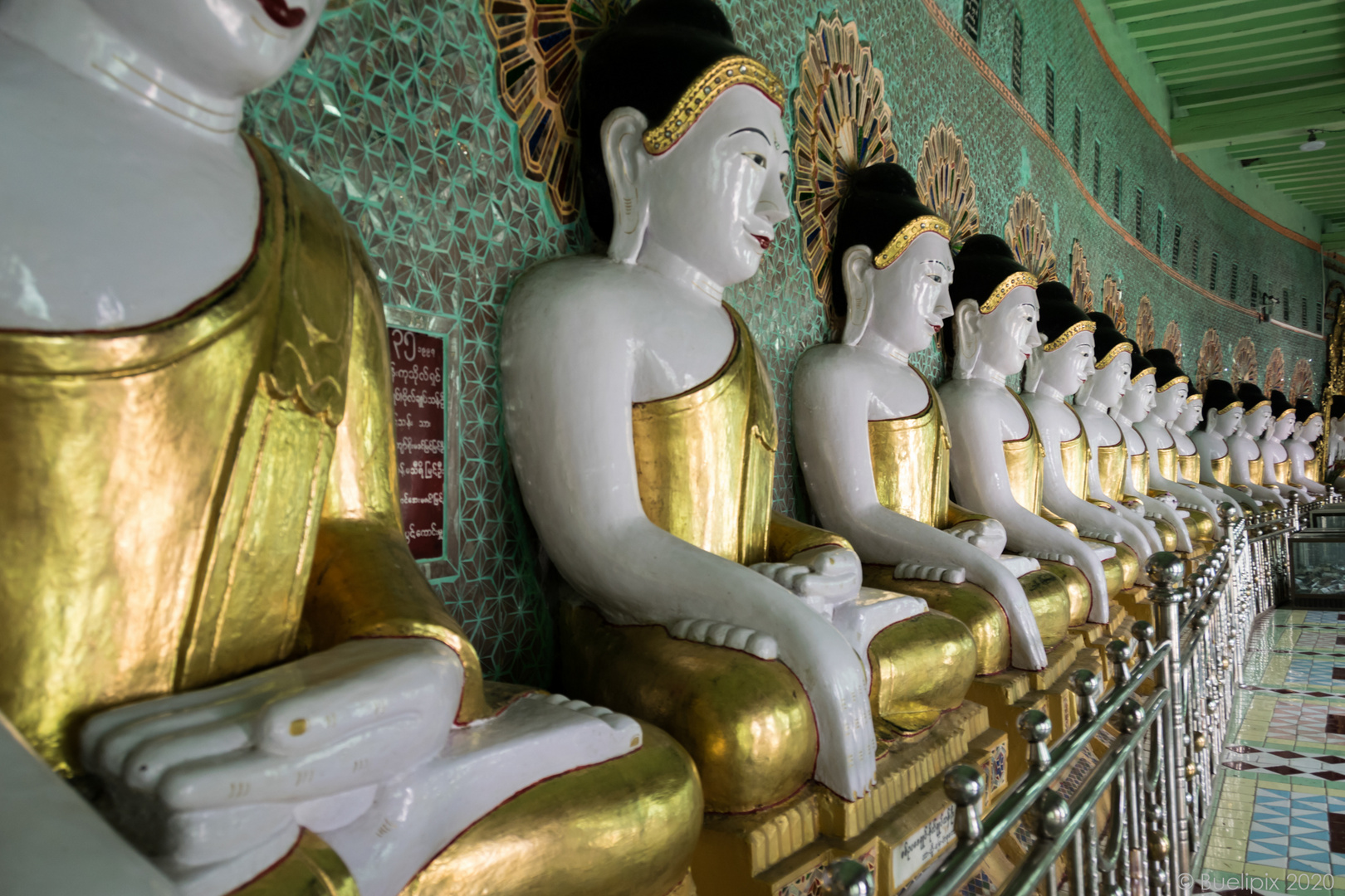 U Min Thonze Temple in Sagaing (© Buelipix)