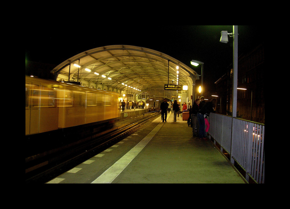 U1 - Richtung Uhlandstraße hält in 9 Minuten ..