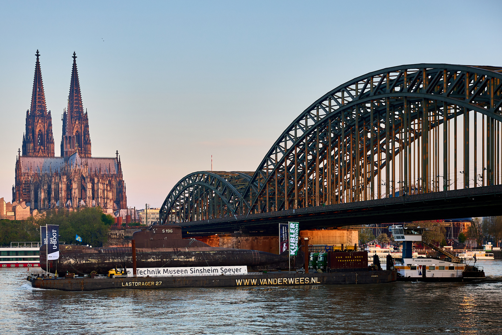 U17 vorm Kölner Dom