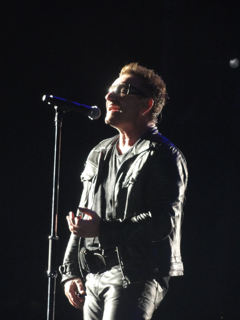 U2 in Hannover - Bono 2