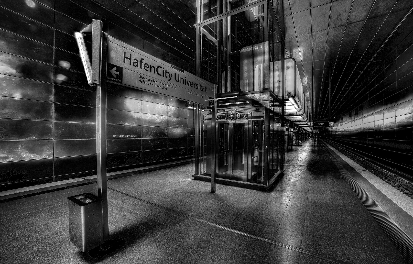 U4 Station - Hafen City Universität in Hamburg .....