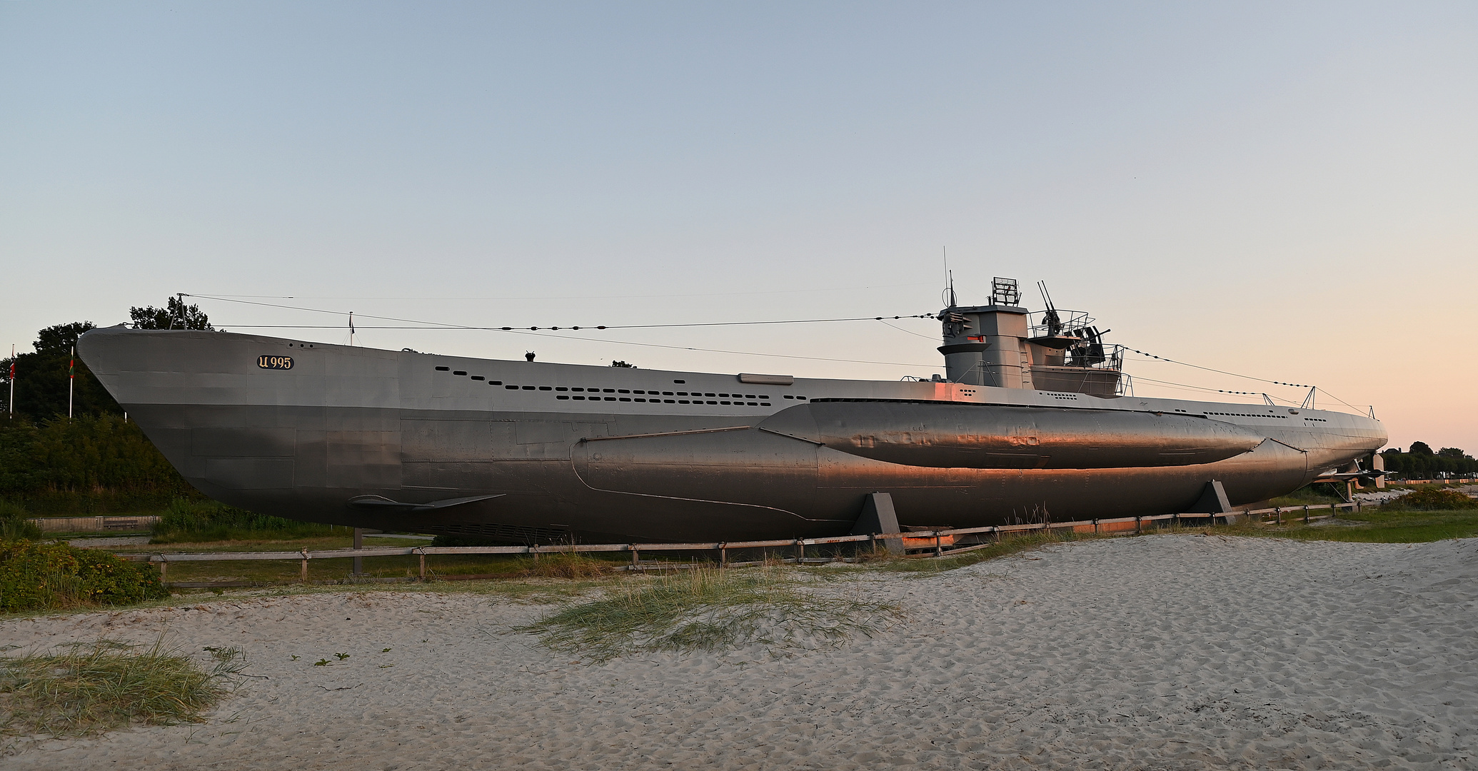 U995 an seinem letzten Liegeplatz in Laboe in der Abendsonne 