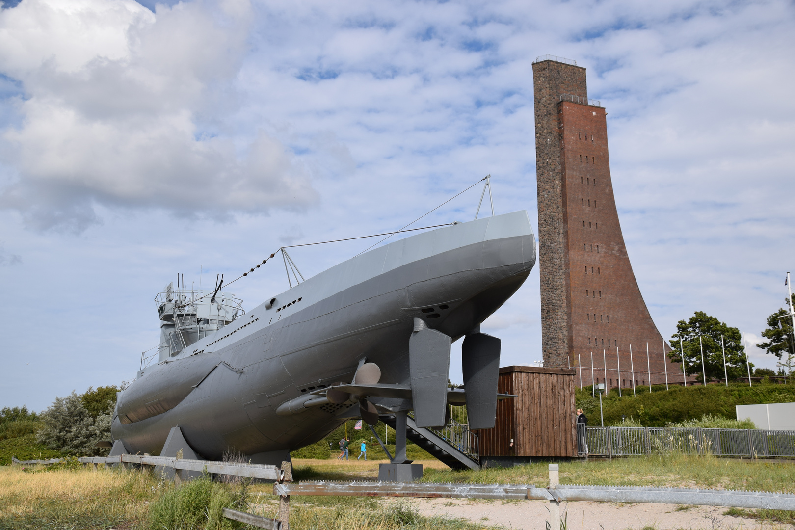 U995 mit Marine Ehrenmal - Laboe