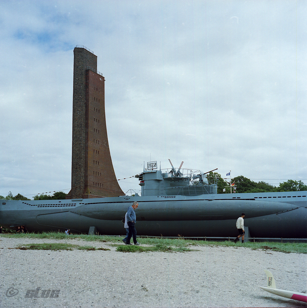 U995 vor dem Ehrenmal Laboe