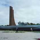 U995 vor dem Ehrenmal Laboe