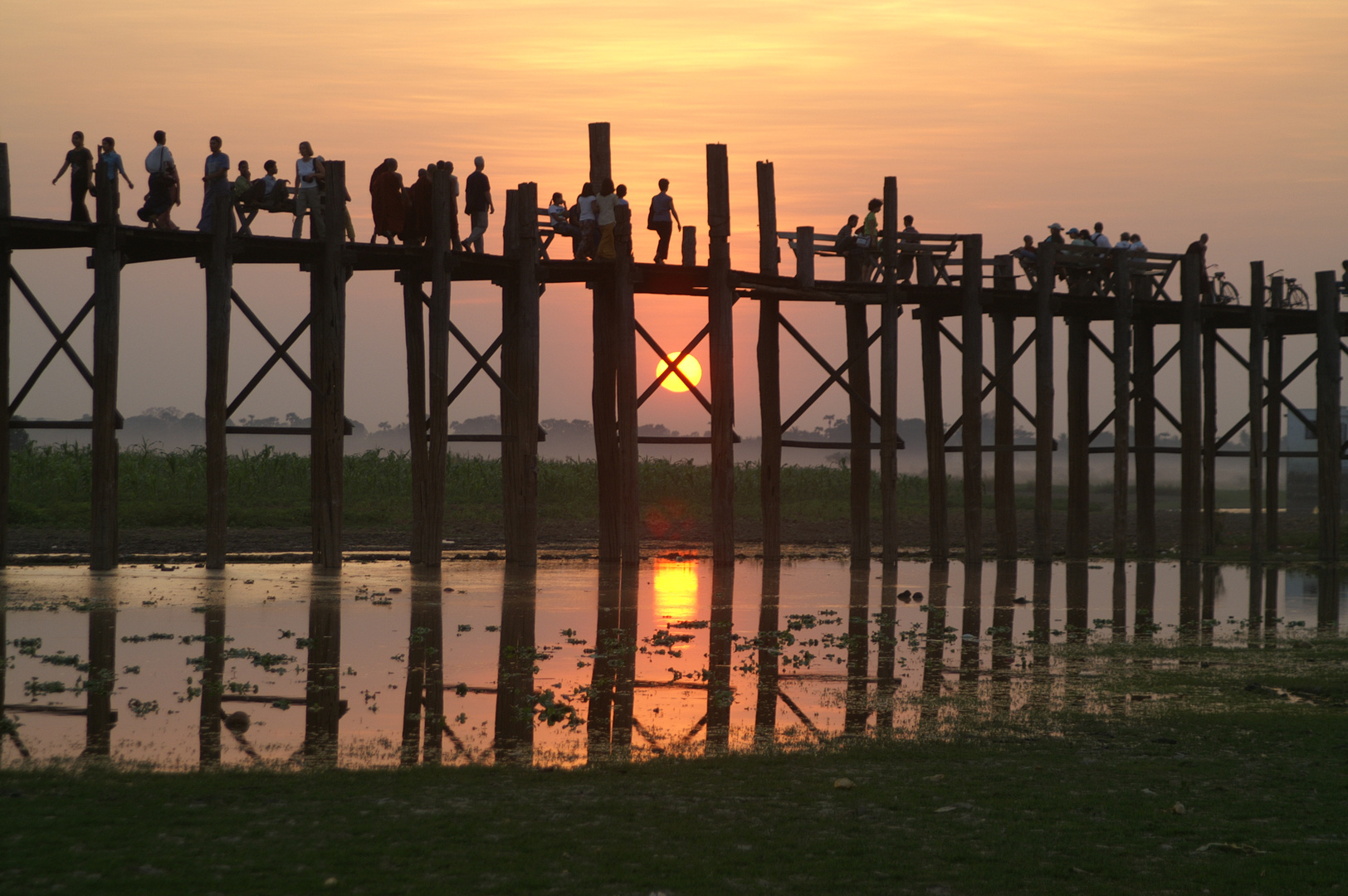 Ubein-Brücke am Abend in Burma