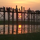 Ubein-Brücke am Abend in Burma