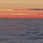 U?ber den Wolken der islaendischen Sonne entgegen