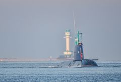 Uboot der Dolphin Klasse vor dem Falckensteiner Leuchtturm