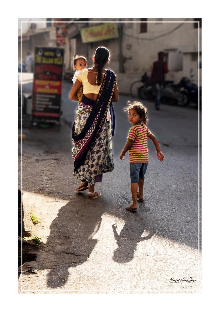 Udaipur, Frau mit Kindern Gegenlicht / woman with children back light