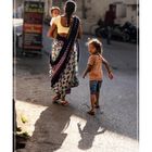 Udaipur, Frau mit Kindern Gegenlicht / woman with children back light