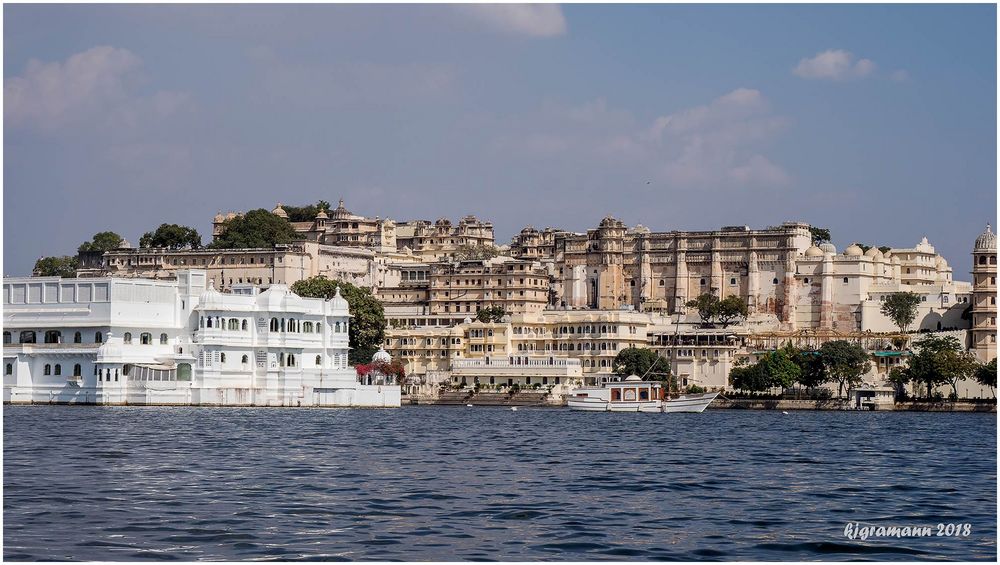 udaipur: stadtpalast mit lake palace.....