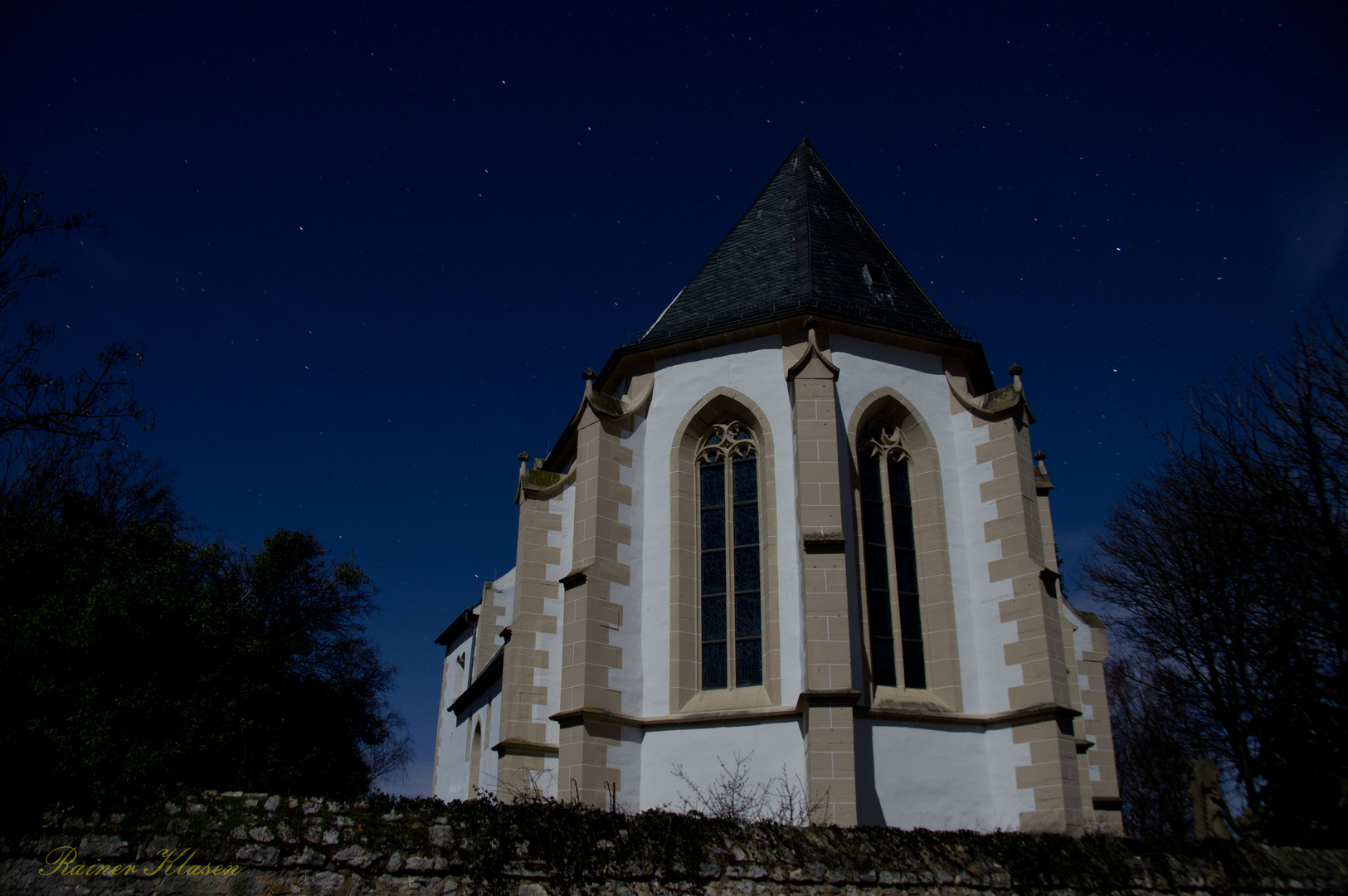 Udenheimer Bergkirche bei Nacht