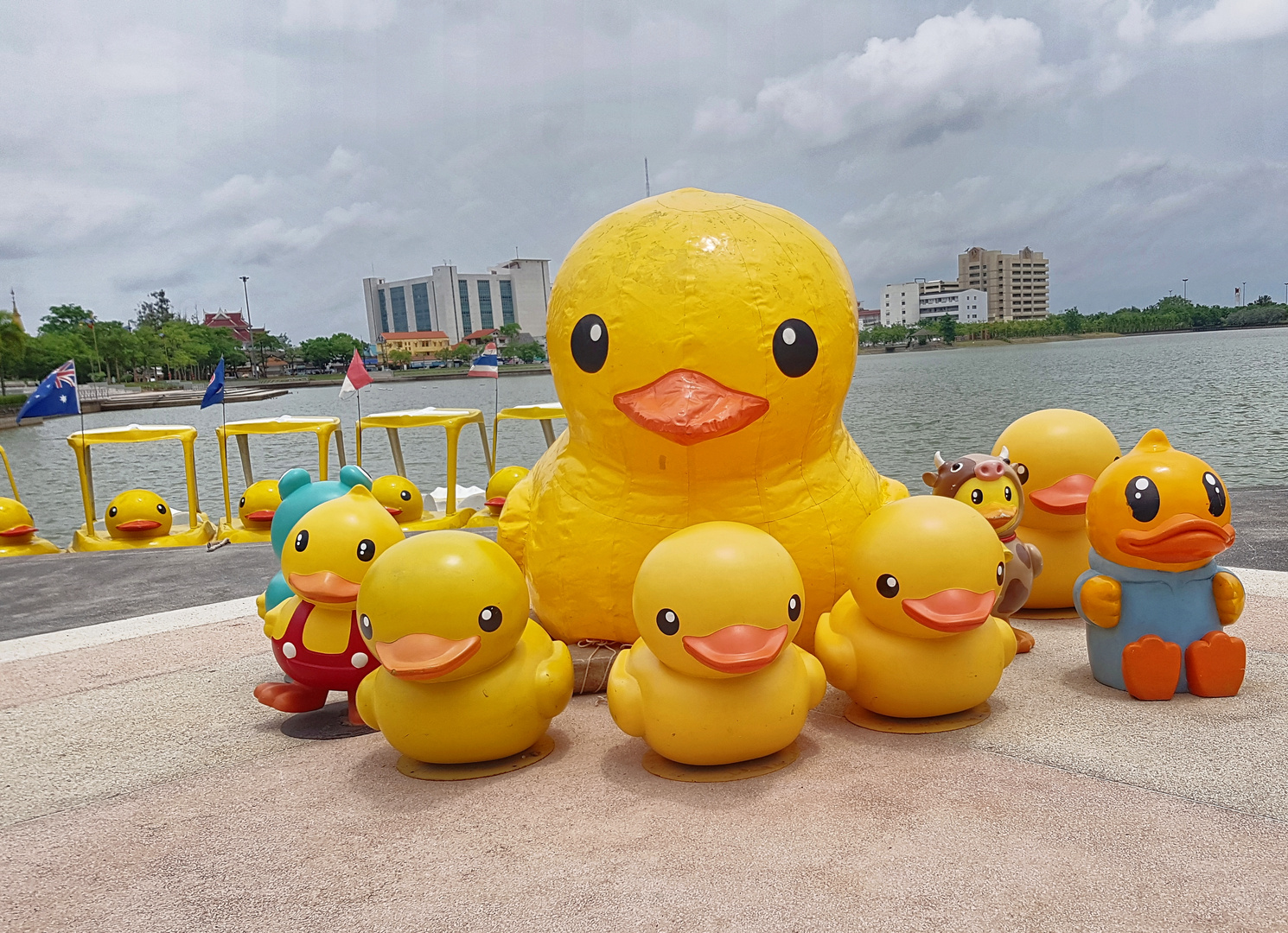 Udon Thani - Duck Boot Leihe 