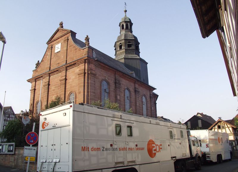 Ü-Wagen vor der Pfarrkirche