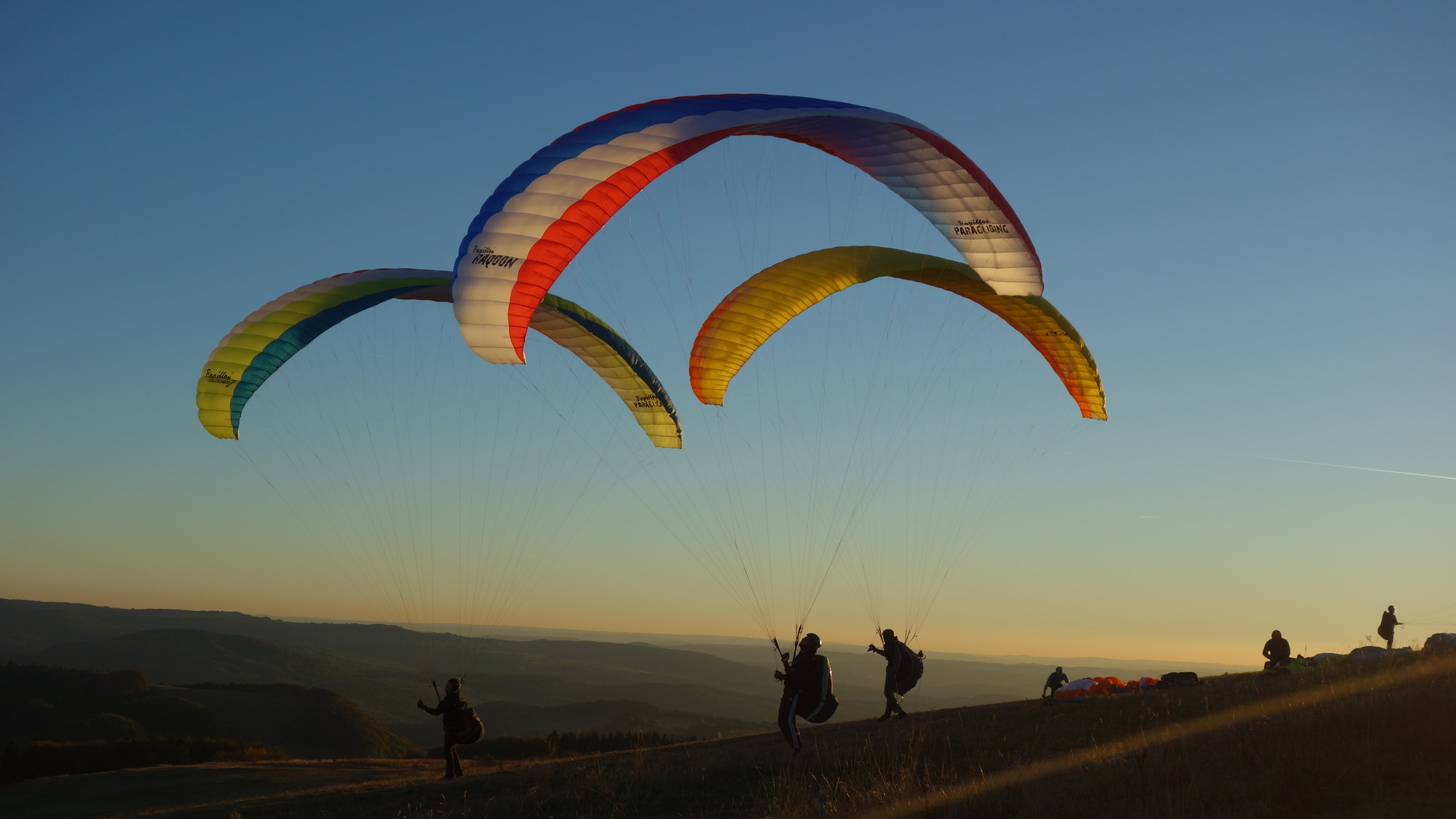 Übende Gleitschirmflieger - Zuschauen auf der Wasserkuppe kurz vor dem SonnenuntergangDSC06006 