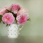 Über 100 Jahre altes Rosenthal - gefüllt mit Rosen und Päonien....