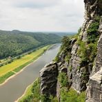 Über 194 m steil fällt das schmale Felsriff von der Bastei zur Elbe ab.