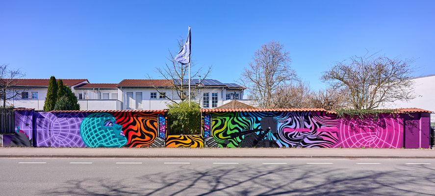 Über 40 m lang ist das Graffiti von Carl Kenz, er lebt heute in Kaiserlautern und ist mit..