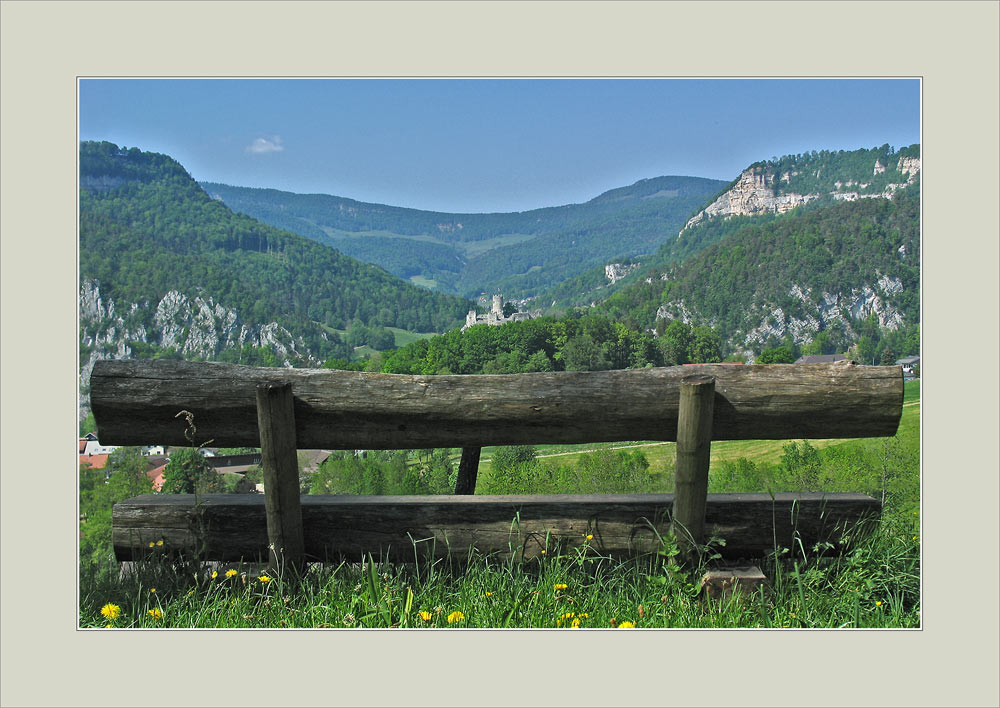 über Balsthal mit Sicht auf die Burg Neu-Falkenstein