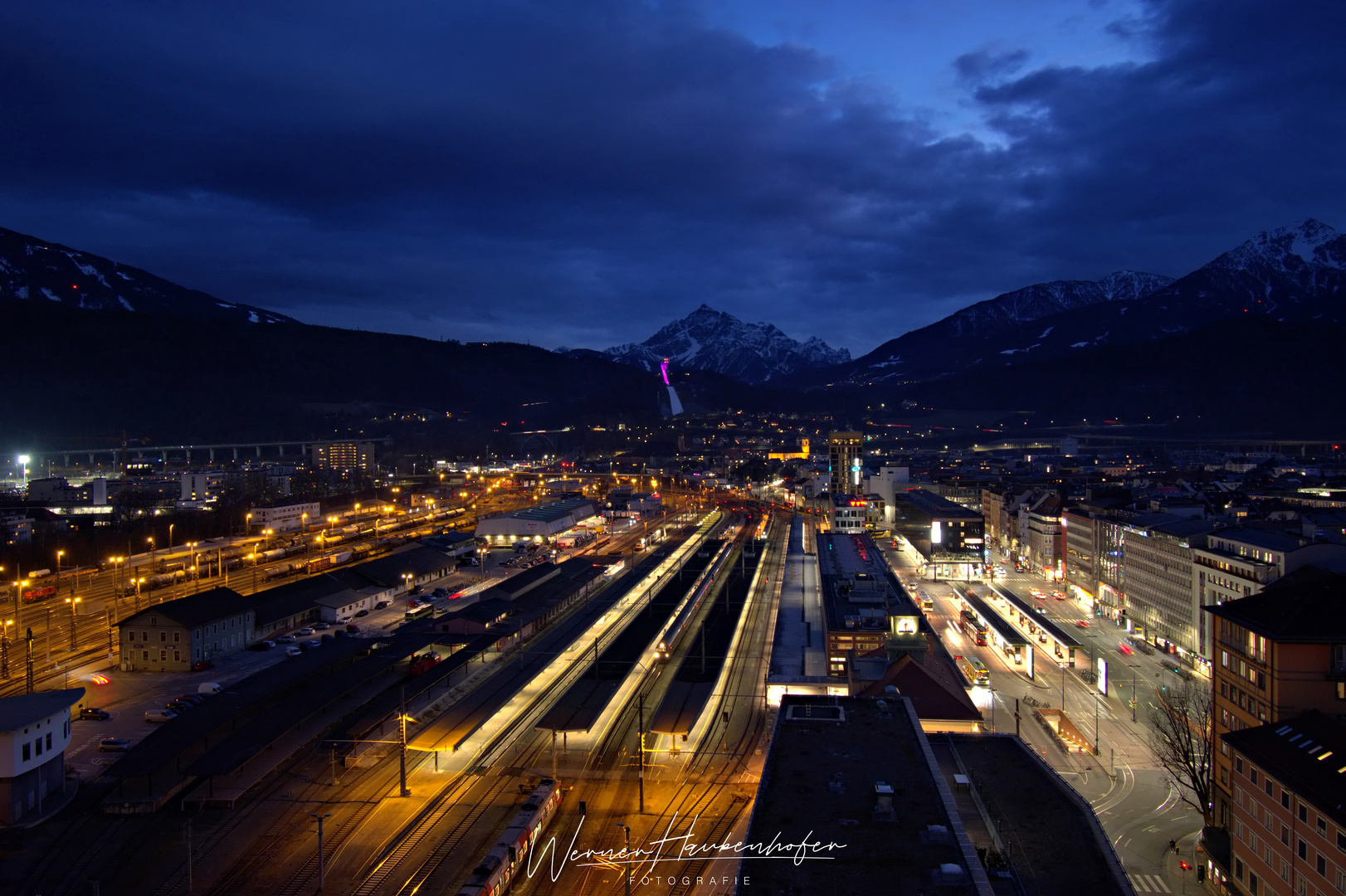 Über dem Bahnhof von Innsbruck