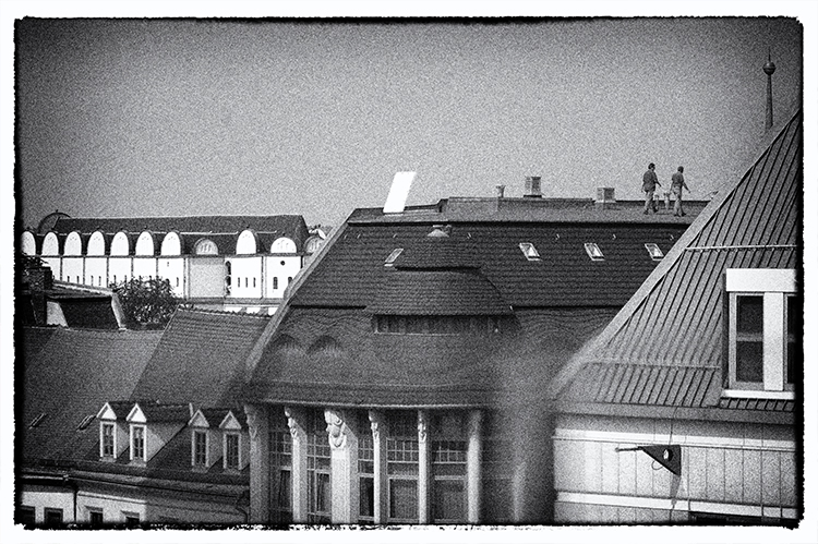 Über dem Dach von Halle..