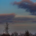 Über dem Feld vor Sonnenuntergang