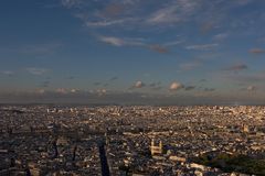 Über dem Häusermeer von Paris