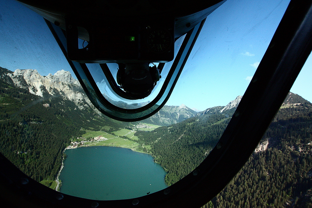 Über dem Haldensee - im Tannheimertal - YAK 52 - Pilot Bernhard Langhans