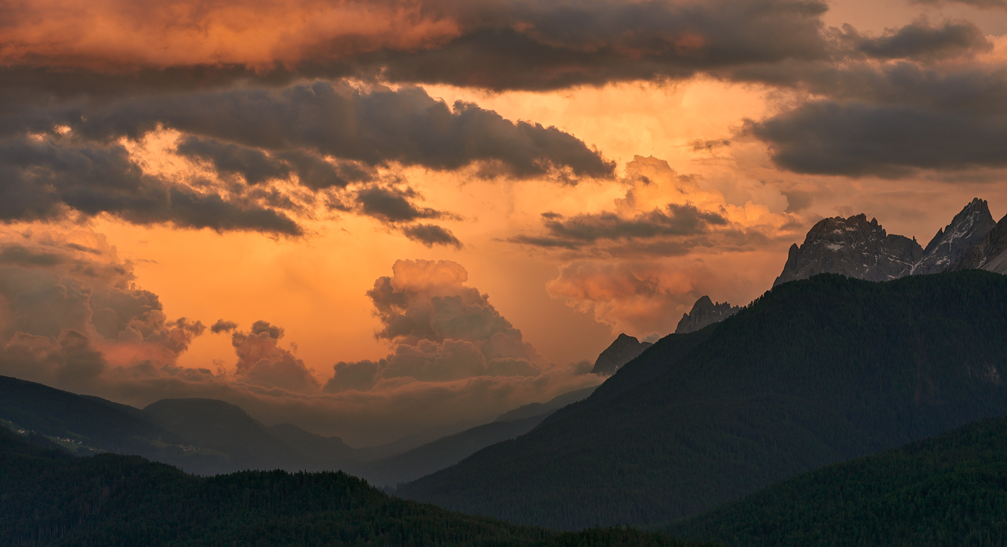 Über dem Kreuzbergpass (Bildmitte) hängen und türmten sich noch die Gewitterwolken..