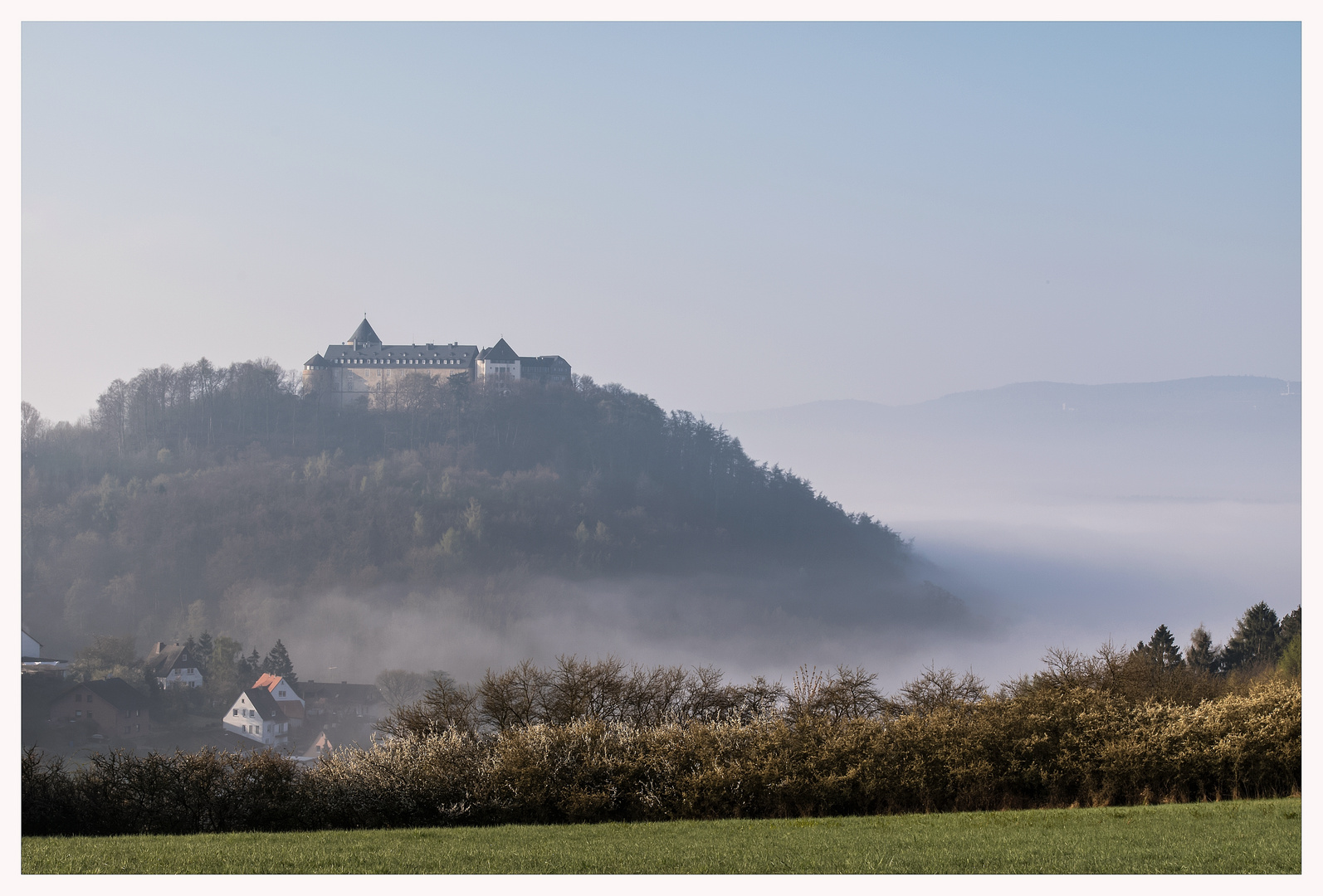 Über dem Nebel