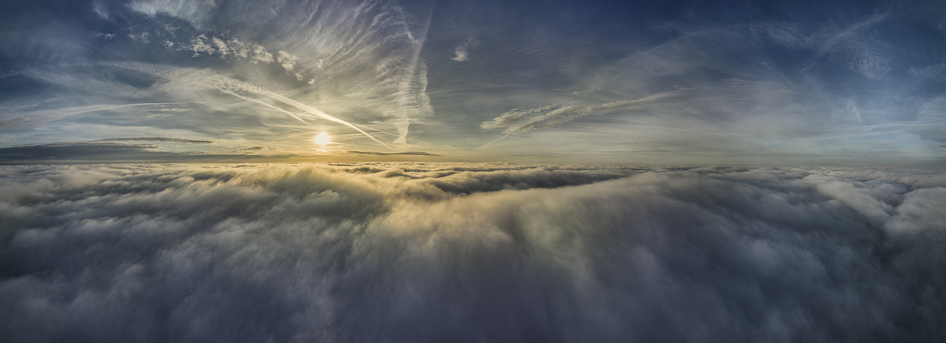 über dem Nebel