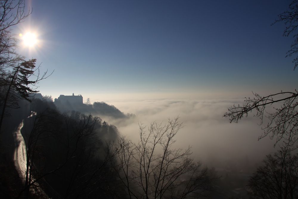 Über dem Nebel