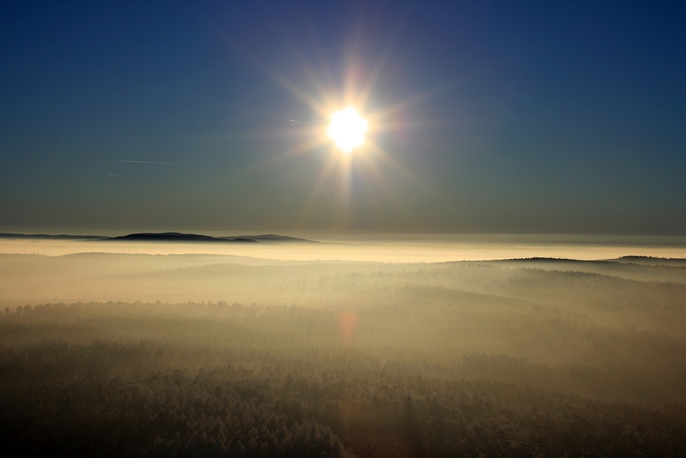 Über dem Nebel muss die ...