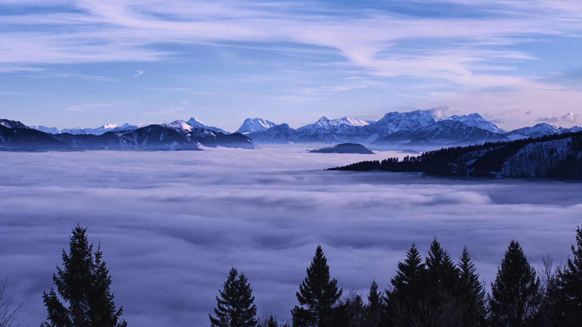 Über dem Nebel sind die Berge schon weiß