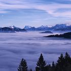 Über dem Nebel sind die Berge schon weiß