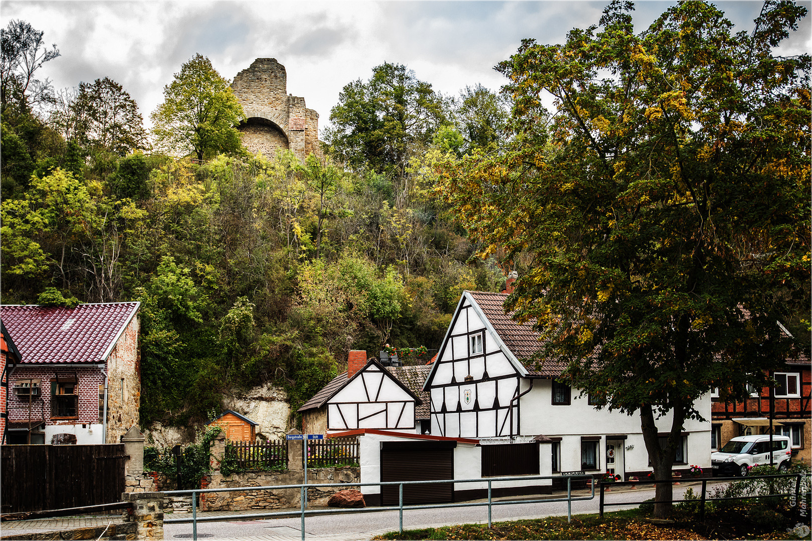 Über dem Ort thront die Stiftskirche