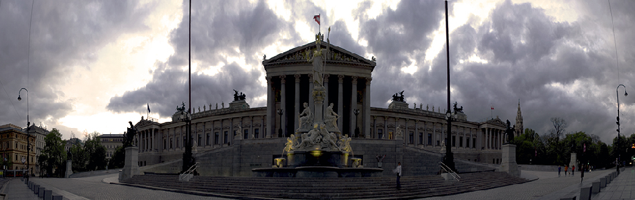 über dem parlament ziehen wolken auf