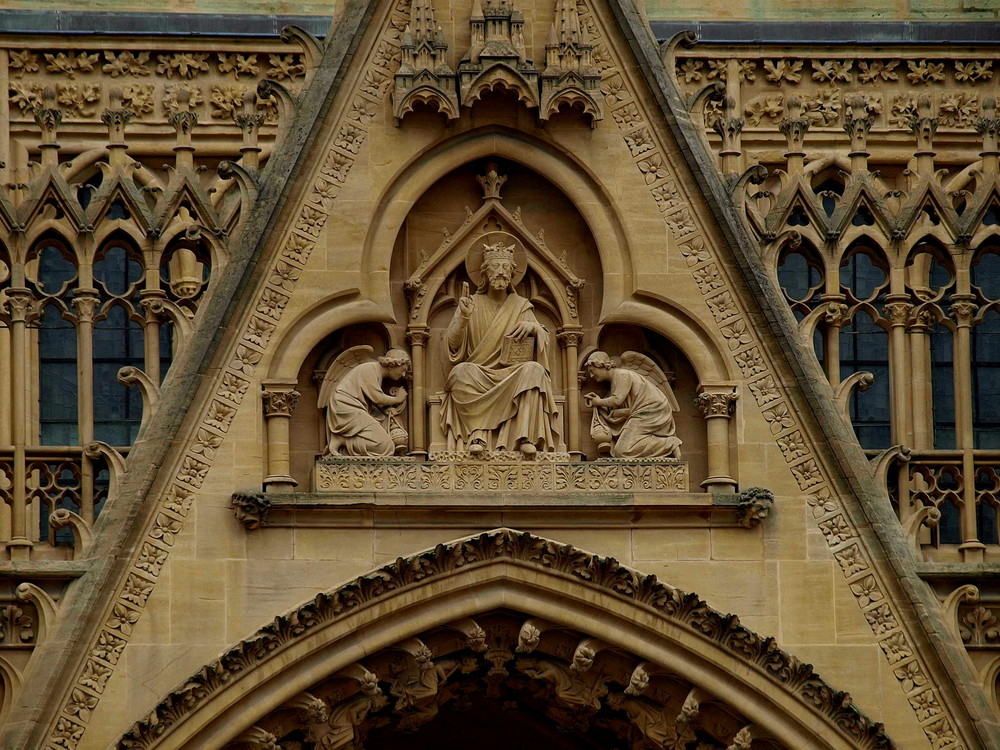 Über dem Portal der Kathedrale in Metz/F