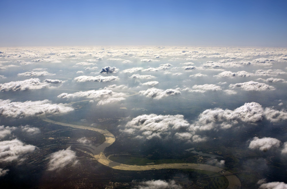 Über dem Rhein bei Duisburg